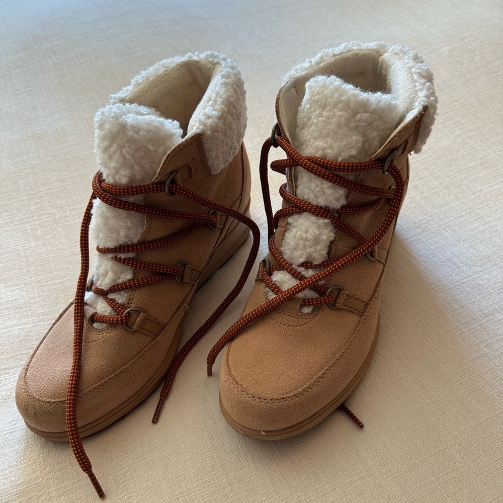 Sorel Women's Tan Winter Boots with White Lining
